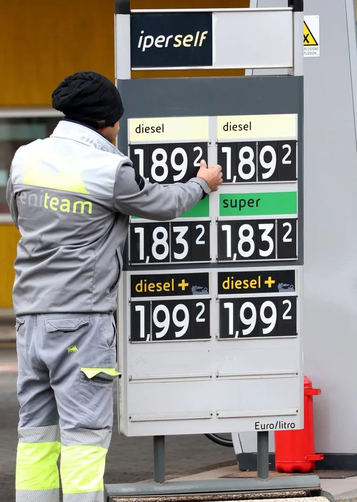 Un benzinaio aggiorna i prezzi di benzina e diesel