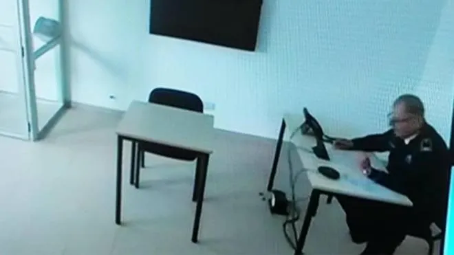 La sedia vuota dove avrebbe dovuto sedersi il boss Matteo Messina Denaro in videoconferenza dal carcere de L’Aquila con l’aula bunker del carcere di Caltanissetta