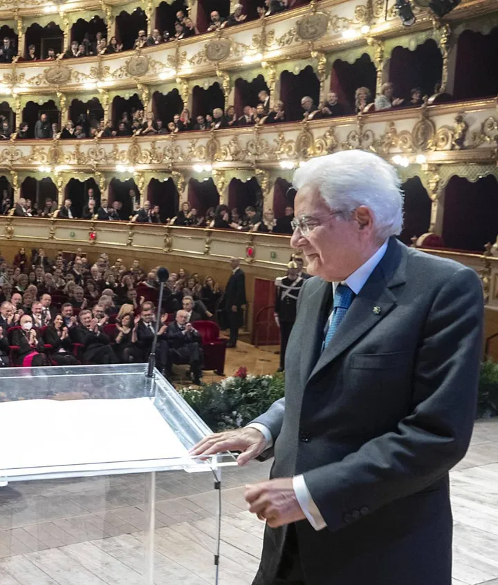 Il presidente Mattarella accolto dagli applausi ieri al Teatro Grande di Brescia