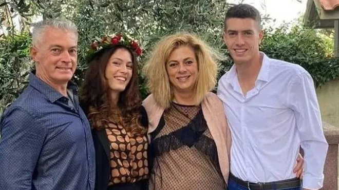 Matteo Balbo, 23 anni, con la sorella Veronica (20) e i genitori. I due ragazzi toscani erano in vacanza in Kenya
