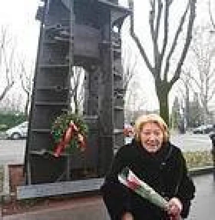 Lydia Buticchi Franceschi (1923-2021) davanti al monumento che ricorda l’uccisione del figlio Roberto (1952-1973), nella foto in alto