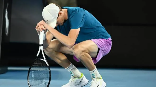 epa10422242 Jannik Sinner of Italy reacts during his 4th round match against Stefanos Tsitsipas of Greece at the 2023 Australian Open tennis tournament in Melbourne, Australia, 22 January 2023.  EPA/JOEL CARRETT  AUSTRALIA AND NEW ZEALAND OUT