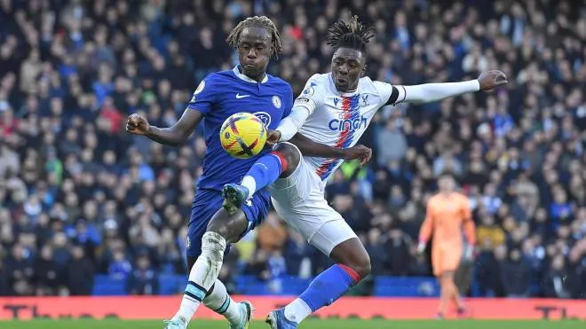 epa10406989 Trevoh Chalobah of Chelsea and Eberechi Eze of Crystal Palace battle for the ball during the English Premier League soccer match between Chelsea FC and Crystal Palace in London, Britain, 15 January 2023.  EPA/Vince Mignott EDITORIAL USE ONLY. No use with unauthorized audio, video, data, fixture lists, club/league logos or 'live' services. Online in-match use limited to 120 images, no video emulation. No use in betting, games or single club/league/player publications