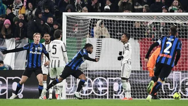 Atalanta's British midfielder Ademola Lookman (C) celebrates after scoring his team's third goal during the Italian Serie A football match between Juventus and Atalanta at the Juventus Stadium in Turin, on January 22, 2023. (Photo by Isabella BONOTTO / AFP)