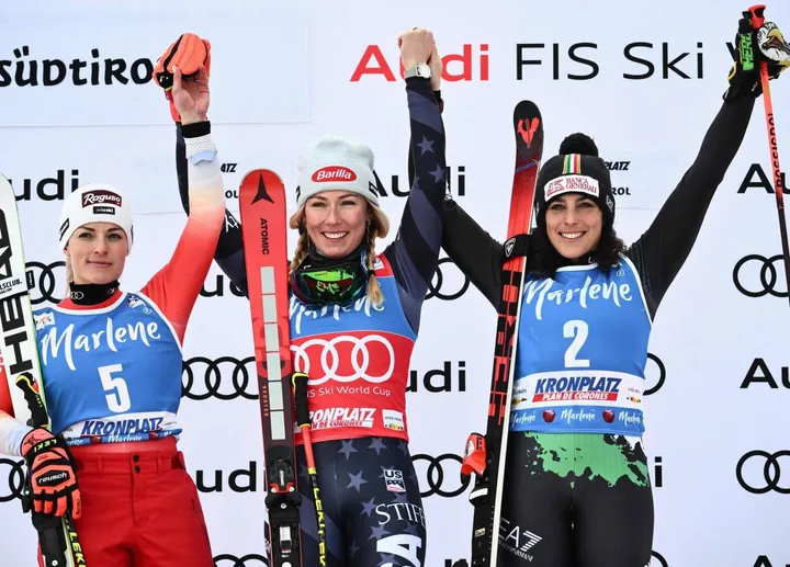 Da sinistra Lara Gut-Behrami, Mikaela Shiffrin e Federica Brignone ieri sul podio