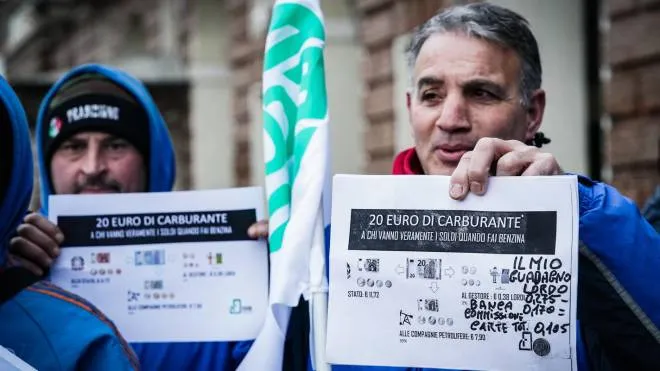 Un gruppo di  benzinai  prende parte al presidio organizzato da Faib-Confesercenti per ottenere un incontro in prefettura durante lo sciopero della categoria a Torino,  25 gennaio 2023.
 ANSA/TINO ROMANO