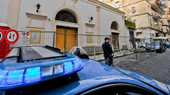 Agenti di Polizia presidiano a Napoli il luogo, in via Santa Maria delle Grazie a Loreto zona ' Case nuove' , dove un giovane di 32 anni, Rocco Tomaselli, � stato ucciso nella serata di giovedi, 27 gennaio 2023.
ANSA/CIRO FUSCO