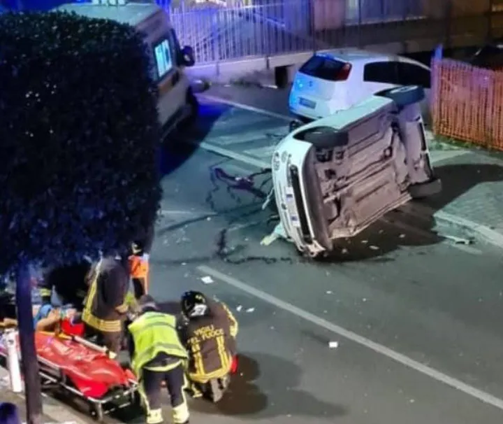 Fonte Nuova (Roma), l’auto ribaltata in via Nomentana. Nell’incidente hanno perso la vita cinque ragazzi