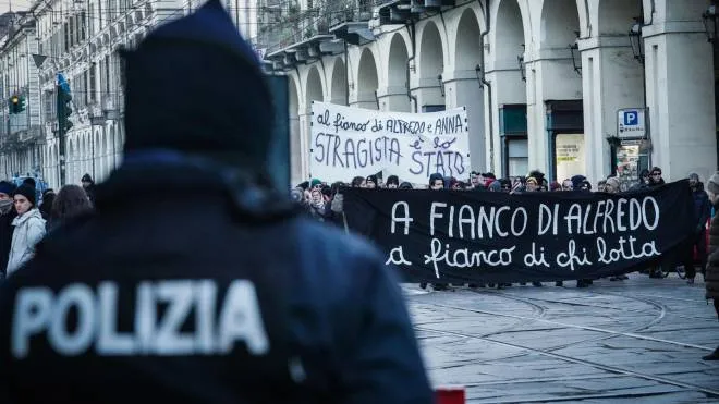 Corteo degli anarchici per protestare per la detenzione in carcere di Cospito, Torino, 28 gennaio 2023.
ANSA/TINO ROMANO