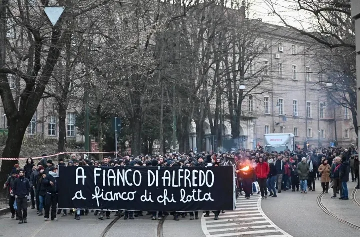 Diverse centinaia di persone sono partiti in corteo da piazza Castello, nel centro di Torino, per una manifestazione in solidariet� con Alfredo Cospito, l'anarchico detenuto a Sassari e in sciopero della fame da quasi tre mesi per protestare contro il regime di 41 bis cui � sottoposto, 14 gennaio 2023. 
ANSA/ALESSANDRO DI MARCO