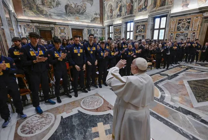 L’incontro tra le nazionali di pallavolo e Papa Francesco ieri all’Auditorium della Conciliazione (Vatican Media)