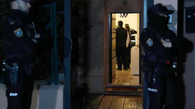 epa10441753 Spanish National Police members inspect the home of an alleged homicide in La Lina de la Concepcion, Cadiz, southern Spain, 31 January 2023, where a 64 years old Italian man allegedly shot and killed his partner, a Swiss woman aged 64 at their home, before committing suicide.  EPA/A.Carrasco Ragel