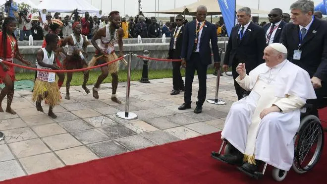 Papa Francesco, 86 anni, arriva all’aeroporto. N’djili di. Kinshasa. Ha parlato. di «pace e riconciliazione»