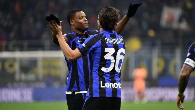 Matteo Darmian festeggiato da Denzel Dumfries dopo il gol. L’Inter ha legittimato la vittoria con il controllo del gioco e San Siro ha apprezzato
