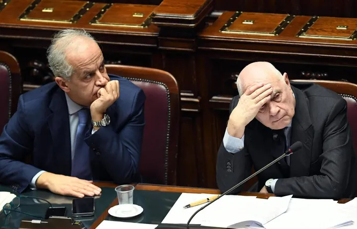 Il ministro dell’Interno Matteo Piantedosi, nato nel 1963, e il Guardasigilli. Carlo Nordio, 75 anni, ieri alla Camera