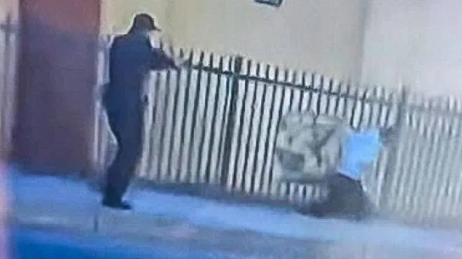 Nel frame di un video si vede un agente puntare la pistola contro l’afroamericano invalido