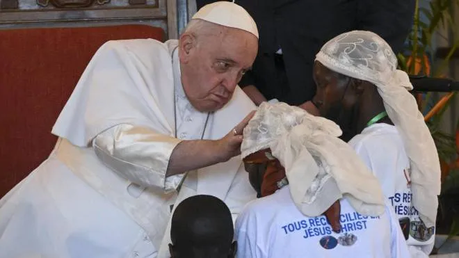 Papa Francesco, 86 anni,. benedice alcune donne incontrate ieri durante la messa a Kinshasa
