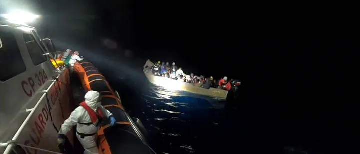 Il salvataggio dei migranti reduci dalla traversata del Mediterraneo. Dieci in totale le vittime, tra cui un neonato (foto della Guadia costiera)