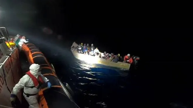 Il salvataggio dei migranti reduci dalla traversata del Mediterraneo. Dieci in totale le vittime, tra cui un neonato (foto della Guadia costiera)
