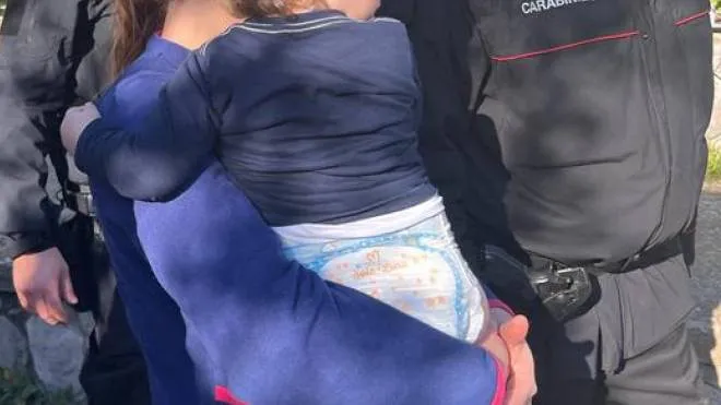 L’abbraccio della mamma al piccolo Gennaro, vicino all’auto dei carabinieri