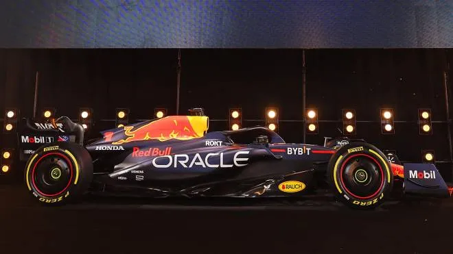 La nuova Red Bull è stata svelata ieri a New York, insieme con l’accordo con la Ford che fornirà i motori alla scuderia campione del mondo dal 2026, nel frattempo la squadra di Verstappen avrà ancora il propulsore della Honda