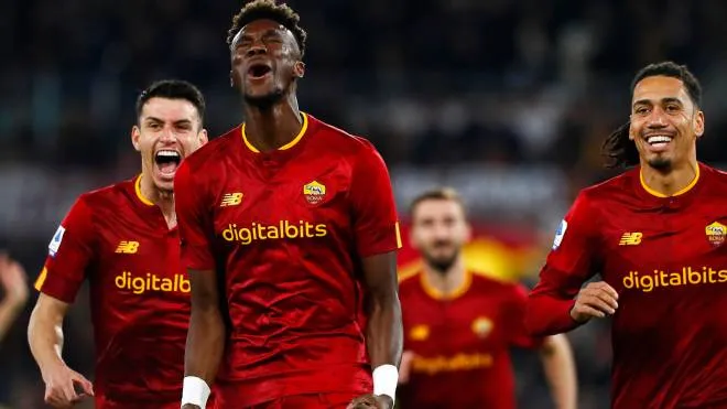 Roma's Tammy Abraham jubilates with his teammates after scoring the 2-0 goal during the Italian Serie A soccer match AS Roma vs Empoli FC at Olimpico stadium in Rome, Italy, 04 February 2023. ANSA/ANGELO CARCONI