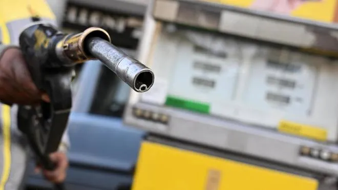 Un distributore di benzina a Roma, 11 gennaio 2023. ANSA/ETTORE FERRARI