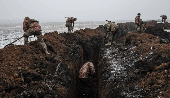 Soldati ucraini scavano trincee vicino Bakhmut, il fronte più caldo del conflitto