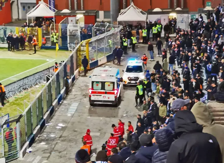 L’ambulanza e l’auto medica sotto la curva dei tifosi del Como ieri pomeriggio