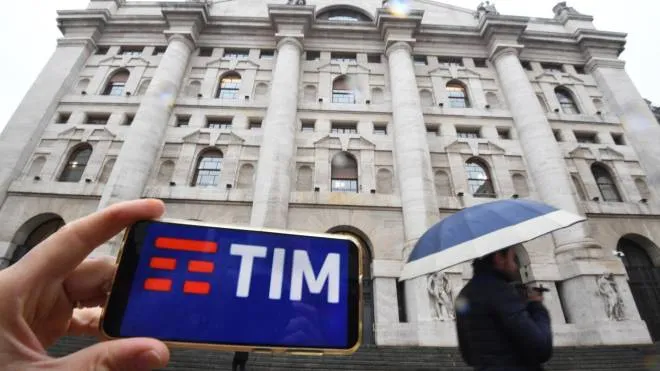 Il logo di Tim è visibile sullo schermo di una smartphone in piazza Affari, Milano, 22 novembre 2021. ANSA/DANIEL DAL ZENNARO