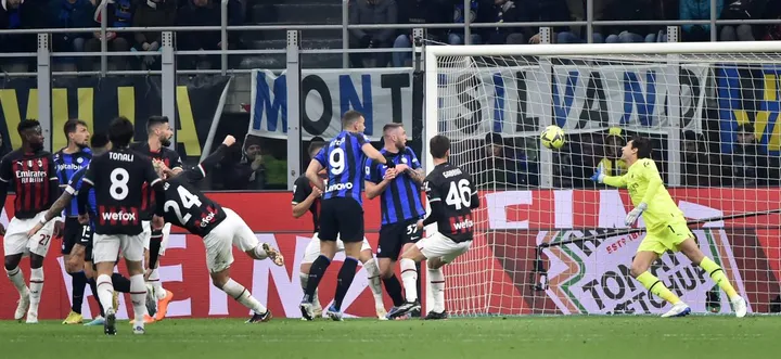 Lautaro Martinez, semicoperto da Sandro Tonali, ha appena colpito di testa. realizzando il gol che ha regalato il successo all’Inter anche in questo derby