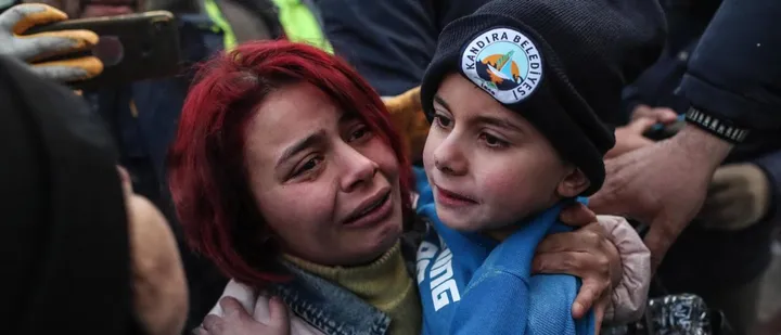 Yigit Cakmak, 8 anni, viene tratto in salvo dalle macerie di un edificio crollato. È stato sepolto per 52 ore dopo il terremoto che ha sconvolto il Medio Oriente