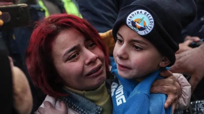 Yigit Cakmak, 8 anni, viene tratto in salvo dalle macerie di un edificio crollato. È stato sepolto per 52 ore dopo il terremoto che ha sconvolto il Medio Oriente