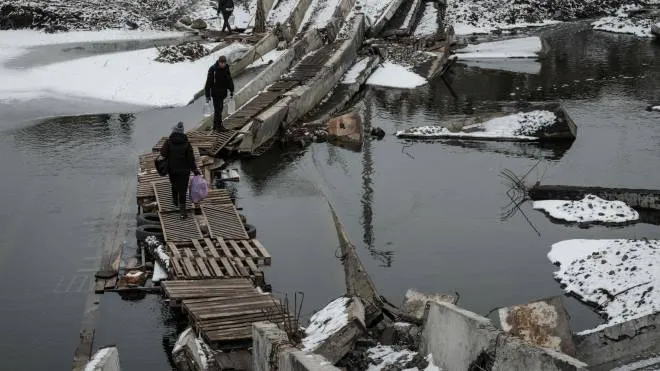 Un ponte fatto saltare e riparato con assi di fortuna. a Bakhmut, in Ucraina