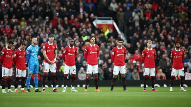 epa10447148 Players of Manchester United observe a minute of silence for victims of the 06 February 1958 air disaster carrying the Manchester United soccer team, ahead of the English Premier League soccer match between Manchester United and Crystal Palace in Manchester, Britain, 04 February 2023.  EPA/ADAM VAUGHAN EDITORIAL USE ONLY. No use with unauthorized audio, video, data, fixture lists, club/league logos or 'live' services. Online in-match use limited to 120 images, no video emulation. No use in betting, games or single club/league/player publications.