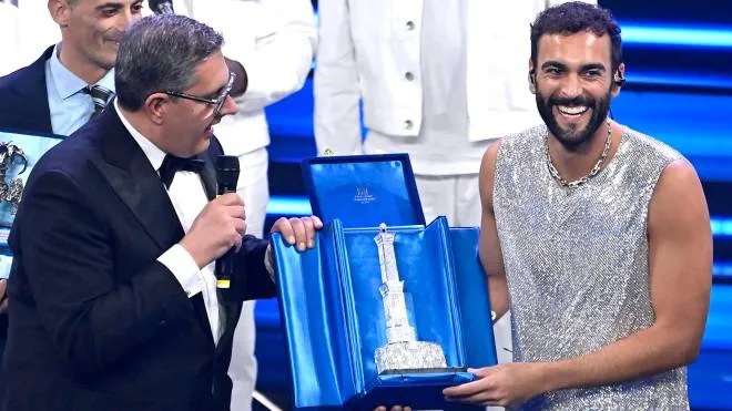 Italain singer Marco Mengoni receives a trophy for the best cover by Liguria Region President Giovanni Toti on stage at the Ariston theatre during the 73rd Sanremo Italian Song Festival, in Sanremo, Italy, 10 February 2023. The music festival will run from 07 to 11 February 2023. ANSA/RICCARDO ANTIMIANI