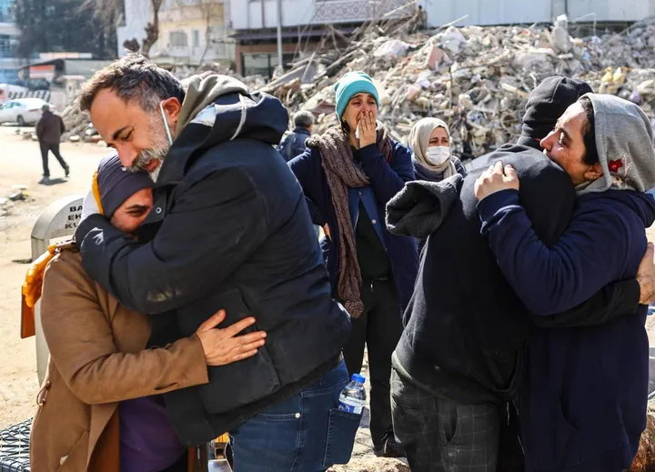 Scene di dolore e di rabbia nella città di Adiyaman nel sud della Turchia
