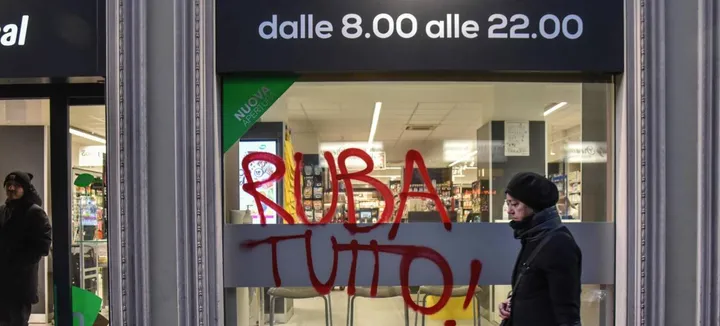 La vetrina di un supermercato imbrattata con lo spray rosso durante la manifestazione di ieri a Milano dove si sono registrati incidenti