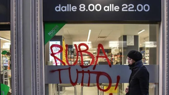 La vetrina di un supermercato imbrattata con lo spray rosso durante la manifestazione di ieri a Milano dove si sono registrati incidenti