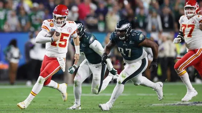 epa10464417 Kansas City Chiefs quarterback Patrick Mahomes (L) scrambles for a first down against the Philadelphia Eagles in the fourth quarter of Super Bowl LVII between the AFC champion Kansas City Chiefs and the NFC champion Philadelphia Eagles at State Farm Stadium in Glendale, Arizona, 12 February 2023. The annual Super Bowl is the Championship game of the NFL between the AFC Champion and the NFC Champion and has been held every year since January of 1967.  EPA/CAROLINE BREHMAN