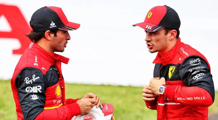 Da sinistra il nuovo team principal della Ferrari Frederic Vasseur e i due piloti confermati dalla Rossa, Carlos Sainz junior e Charles Leclerc