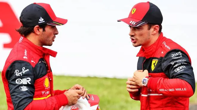 Da sinistra il nuovo team principal della Ferrari Frederic Vasseur e i due piloti confermati dalla Rossa, Carlos Sainz junior e Charles Leclerc