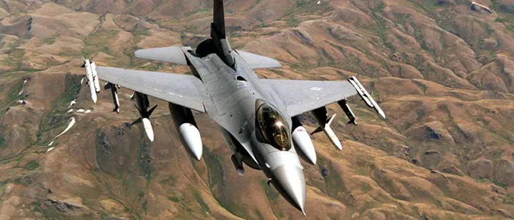 Ieri un caccia F-16 dell’esercito Usa ha lanciato un missile aria-aria che ha abbattuto un oggetto volante «ottagonale» vicino a siti militari nel Michigan, sopra il lago Huron