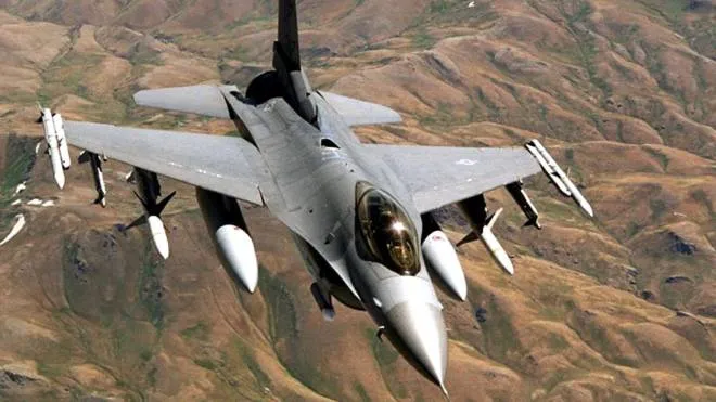 Ieri un caccia F-16 dell’esercito Usa ha lanciato un missile aria-aria che ha abbattuto un oggetto volante «ottagonale» vicino a siti militari nel Michigan, sopra il lago Huron