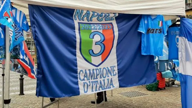 Una bacarella a Napoli espone una bandiera con il terzo scudetto gia' dato per acquisito, 15  febbraio 2023
ANSA / CIRO FUSCO