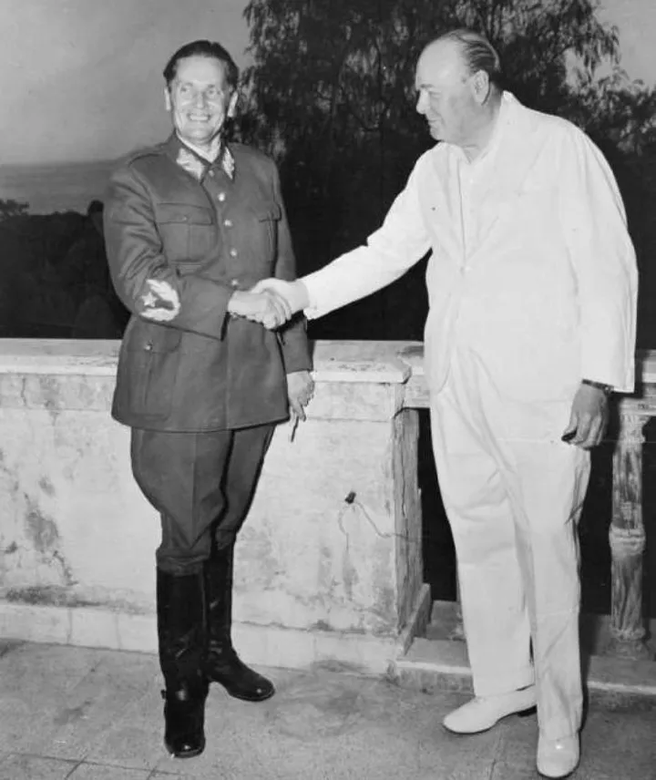 Tito (1892-1980) con Winston Churchill a Napoli nel ’44. Sotto, con Giuseppe Saragat