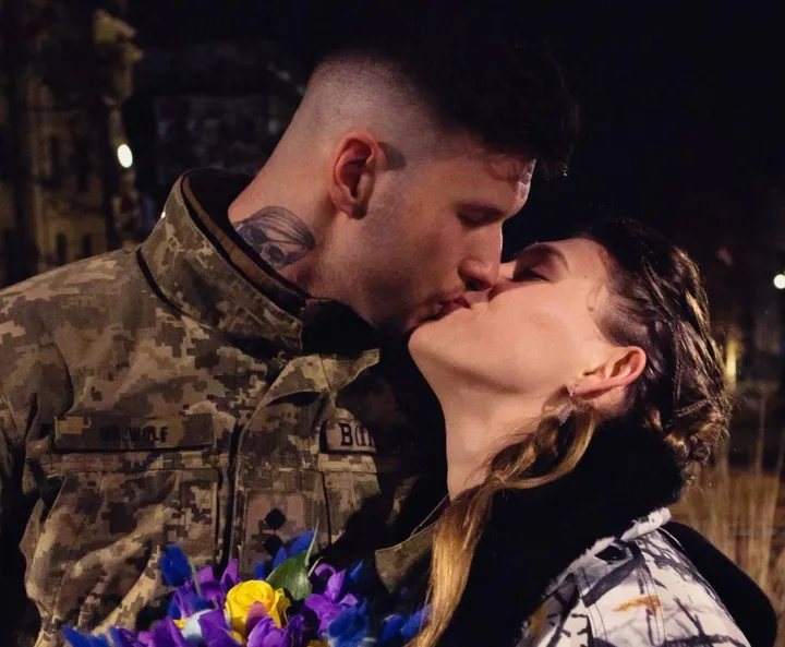 Victor, ex soldato israelo-ucraino di 29 anni, bacia la veneziana Giulia Schiff, 24