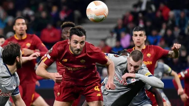 epa10471466 Bryan Cristante (C) of AS Roma in action against Strahinja Pavlovic (R) of Salzburg during the UEFA Europa League play-off, 1st leg match between RB Salzburg and AS Roma in Salzburg, Austria, 16 February 2023.  EPA/Anna Szilagyi