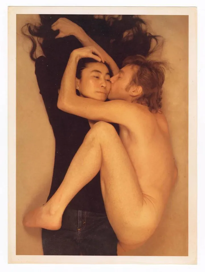 . Yoko e John ritratti. da Annie Leibowitz per la famosa copertina di Rolling Stone: la foto fu scattata poco prima della morte di Lennon