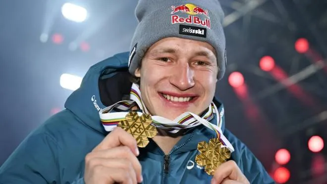 Marco Odermatt con le due medaglie d’oro ai mondiali, in gigante e discesa